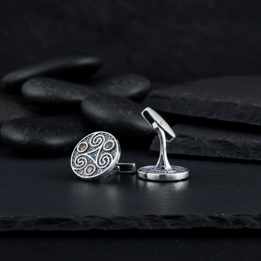 Gemelos únicos de plata de ley con símbolo de Triskelion