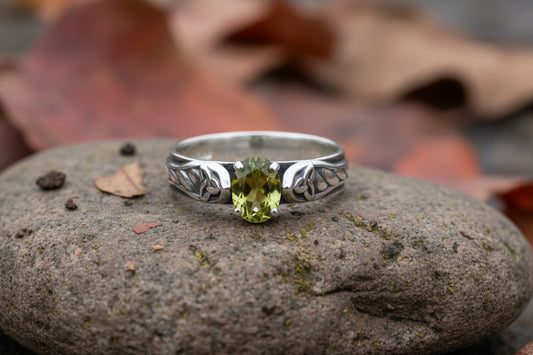 vkngjewelry Rings Celtic Knot Wedding Ring with Peridot