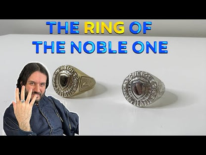 Hecho a mano el anillo del noble.
