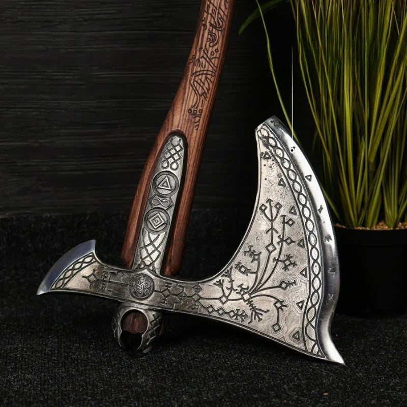 vkngjewelry hache Handforged Real Leviathan axe with Glow-in-the-Dar Runes