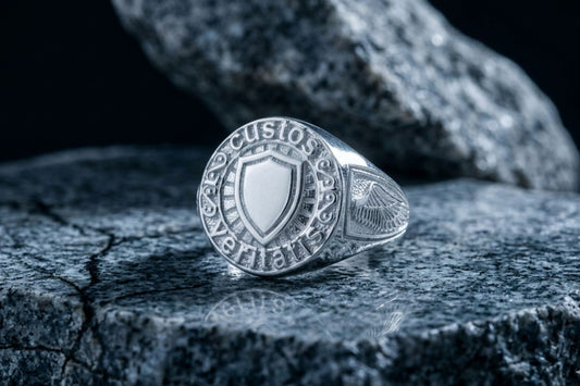 Hecho a mano el anillo del noble.
